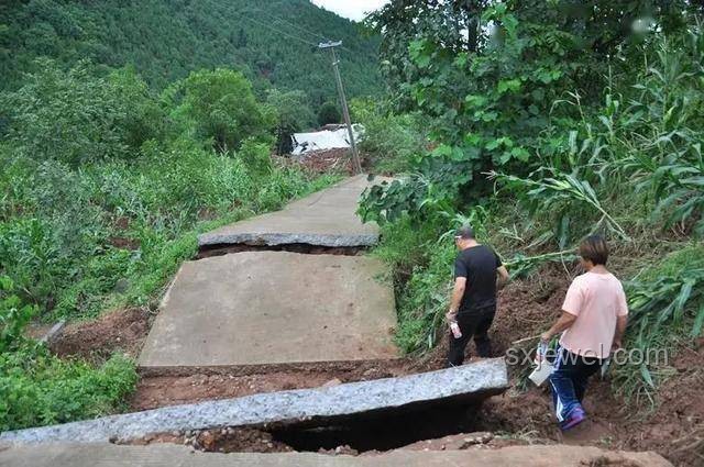 当地回应山体疑开裂现出巨大裂痕：紧急勘探与成因分析